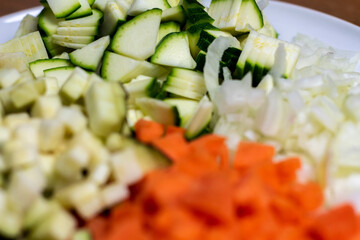 Teller mit verschiedenen Gemüsesorten