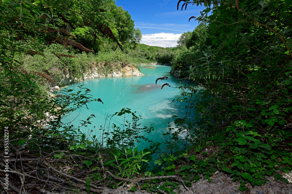 Wall mural turquoise lake in a former quarry (Germany) - türkiser See in einem ehemaligen Steinbruch (NRW, Deutschland)