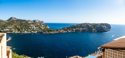 Küste und Naturhafen mit Booten und Fischzucht, Port d'Andratx, Region Andratx, Mallorca,...