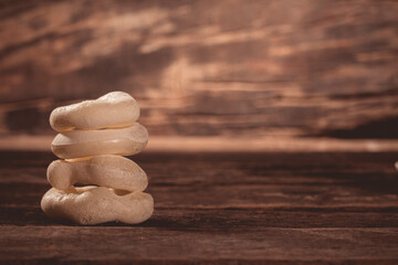 Biscoitos de polvilho em cenário rústico