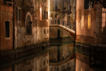 Fototapeta na wymiar Old Houses along the canal and the bridge in Venice in night