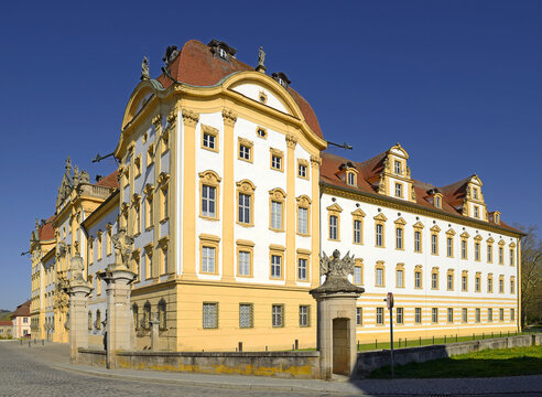 Ellingen Residence, from 1216 onwards Ellingen was the seat of the commander of the Teutonic Order in Franconia. Ellingen is a town in Bavaria, Germany.