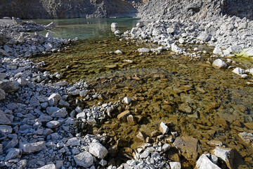 abgepumpter Grundwasserspiegel in einem Kalksteinbruch - pumped groundwater level in a limestone quarry - obrazy, fototapety, plakaty