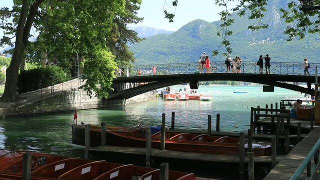 Passerelle romantique nomm&eacute;e pont des Amours, &agrave; Annecy.