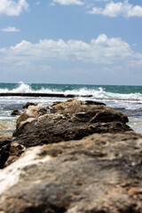 rocas con olas y cielo azul