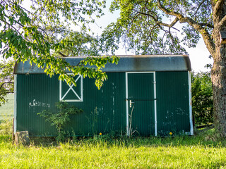 Alter Bauwagen als Gartenhaus benutzt