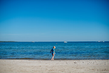 
ein kleines blondes M&auml;dchen spielt auf der Ostsee