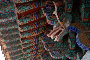 Obraz premium Close up of guardian colorful dragon. Colorful roof decoration of a buddhist temple. Bulguksa close to Gyeongju city, South Korea, Asia