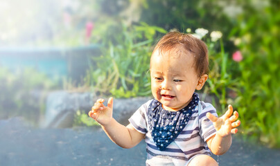 外で水遊びで大はしゃぎしている子供　ずぶ濡れの子供