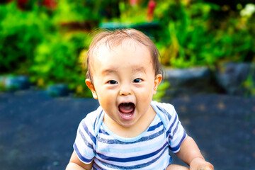 外で大声で叫び大興奮している子供　水遊びしてずぶ濡れの子供　ガオー