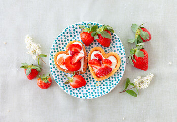 Fototapeta na wymiar Kleine Kuchen mit Erdbeeren