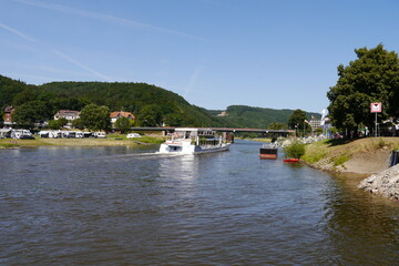 Fototapeta na wymiar Weser mit Schiff in Bad Karlshafen