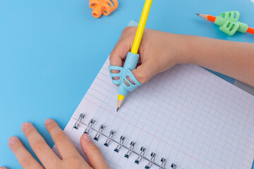ergonomic training pencil holder, preschooler handwriting, kids learning how to hold a pencil, finger exercise