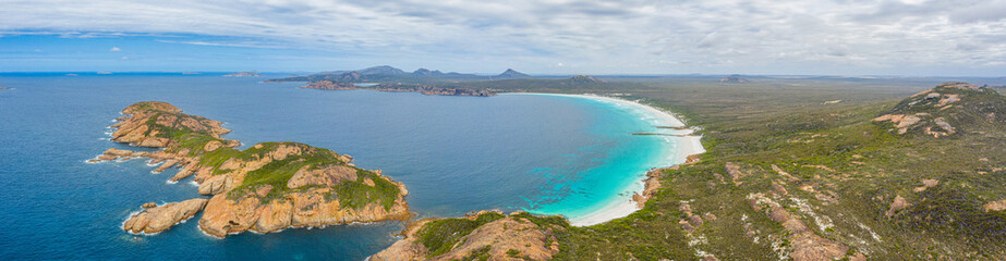 Luftbild von Lucky Bay in der Nähe von Esperance an einem bewölkten Tag, Australien