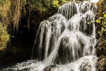Cascada rocosa en larga exposición capturada desde su base