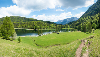 wunderschöne Aussicht auf den Ferchensee, Wanderweg Frühlingslandschaft bei Mittenwald Oberbayern