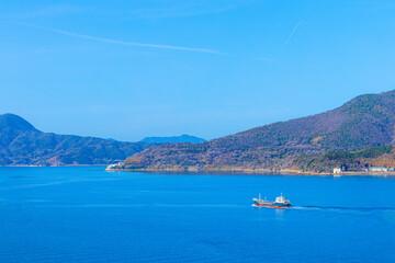 穏やかな海、青い空と一隻の船