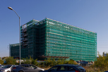 Nowobudowany biurwiec z fasadą zakrytą rusztowaniami © Miroslaw