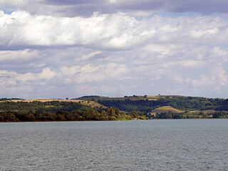 Fototapeta premium tranquilla e idilliaca vista della natura lungo il lago di Bracciano in Italia