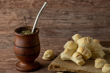 Bizcochos de grasa tradicionales en la gastronomía argentina, suelen consumirse solos o bien acompañando de unos ricos mates, sobre fondo de madera marrón.