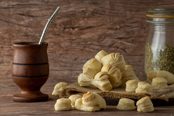 Bizcochos de grasa tradicionales en la gastronomía argentina, suelen consumirse solos o bien acompañando de unos ricos mates, sobre fondo de madera marrón.