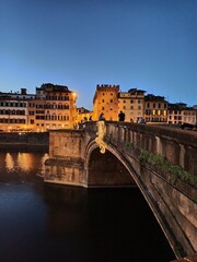 Italia, Toscana, Firenze, il fiume Arno e ponte Santa Trinita.
