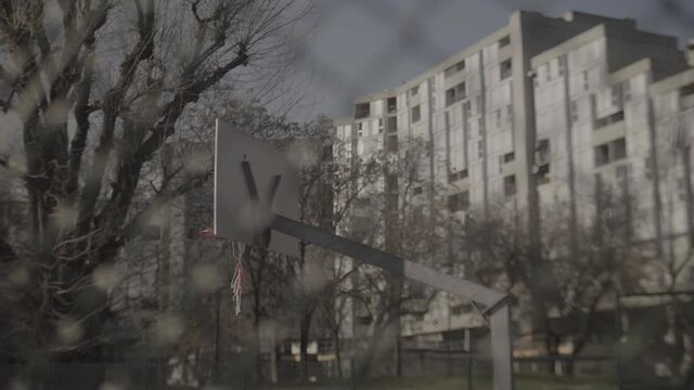 Un panier de basquette dans le city stade d'un quartier de France, situer a grenoble.