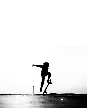ni&ntilde;o en patineta