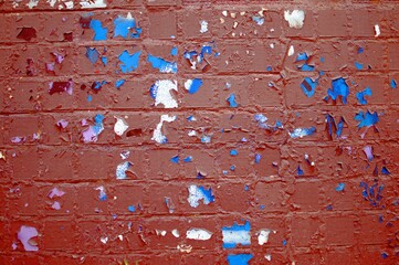 Старая краска на кирпичной стене