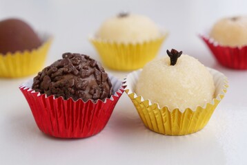 Brigadeiro e beijinho. Doces brasileiros. Festa infantil. 