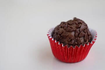 Close up de brigadeiro em fundo branco. Doce brasileiro. Chocolate.