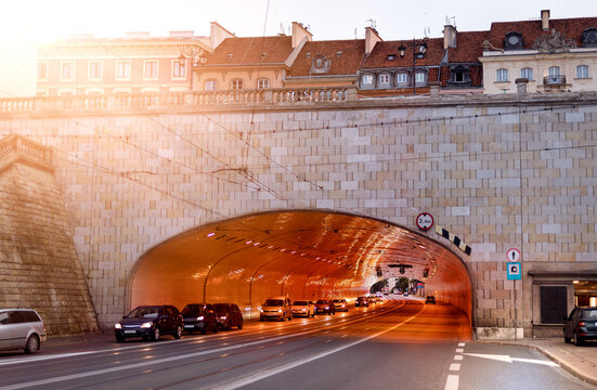 Brücke, Tunel, Straße, Autobahn in der Altstadt mit fahrenden Autos im Stau