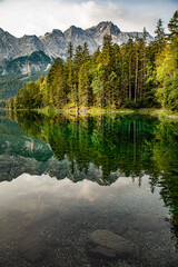 Zugspitze am Eibsee gespiegelt, grünes Wasser