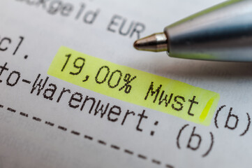 Fototapeta premium Kaufbeleg, Mehrwertsteuer und Mehrwertsteuersenkung Coronakrise