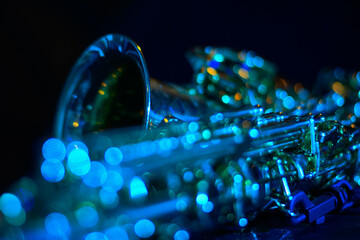 blau angeleuchtetes Saxophon schräg liegend
