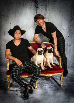 schwules Paar, schwule M&auml;nner, schwul Hundefreunde, schwule Familie, Ersatzkinder, Freunde, schwul modisch, schwule M&ouml;pse, schwule Hunde, schwul edel, Homosexuelle, homosexuelle Familie, Hundefreund, 