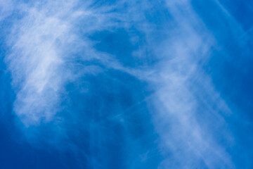 abstrakter blauer Himmel mit weissen Schleierwolken 