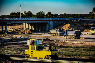 maszyny budowlane na placu budowy drogi