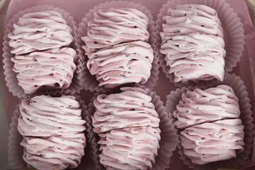 Domanchi of pink marshmallows in the box. The concept of the gift. Selective focus.