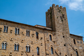 Fototapeta na wymiar Volterra, dettagli dei palazzi in Piazza dei Priori 