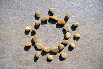 Sonne aus Steinchen im August