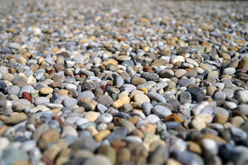 Kiesstrand mit vielen bunten Steinen