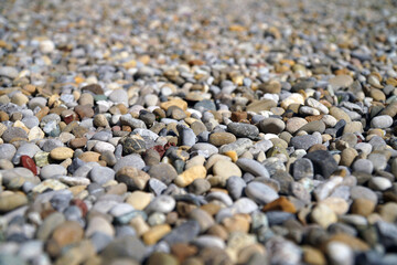 Kiesstrand mit vielen bunten Steinen