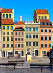 Panoramic view of historic Old Town quarter market square, Rynek Starego Miasta, with tenement houses of Dekert’s Side and Warsaw Mermaid statue in Warsaw, Poland © Art Media Factory