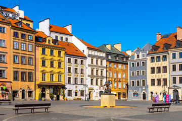 Obraz premium Panoramic view of historic Old Town quarter market square, Rynek Starego Miasta, with colorful tenement houses and Warsaw Mermaid statue in Warsaw, Poland