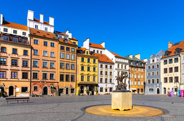 Fototapeta premium Panoramic view of historic Old Town quarter market square, Rynek Starego Miasta, with colorful tenement houses and Warsaw Mermaid statue in Warsaw, Poland