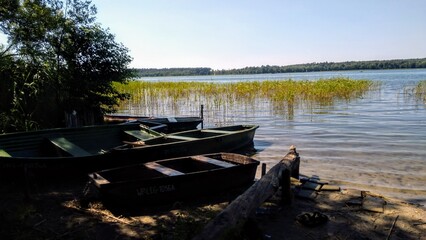Łódki nad brzegiem urokliwego jeziora © Pankracy