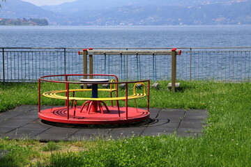 parco giochi per bambini sul lago, children's playground on the lake