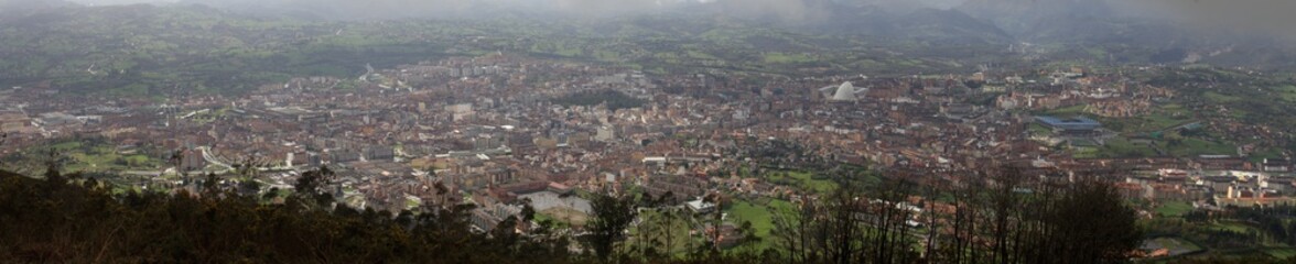 Fototapeta na wymiar Oviedo city panorama