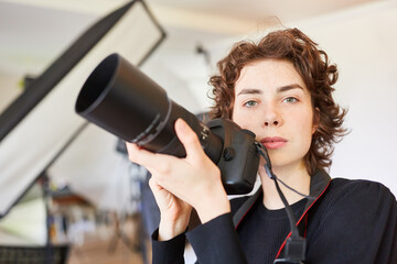 Fotostudentin oder Fotografin mit digitaler Kamera